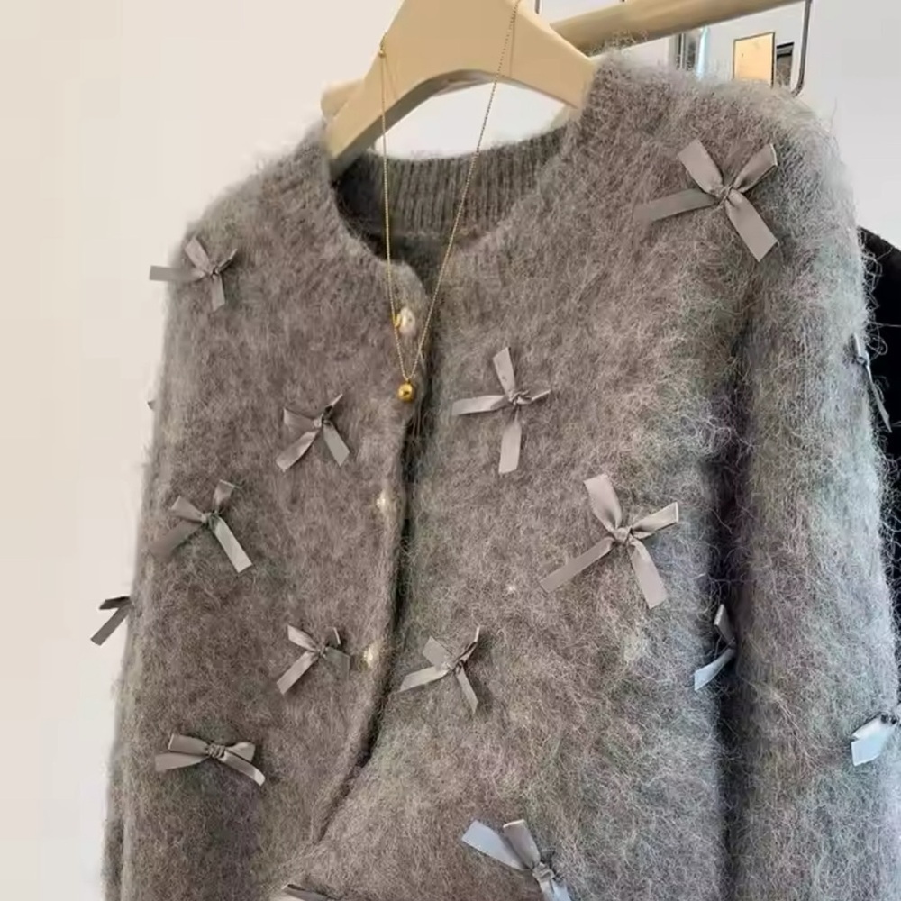 NWT| Fluffy sweater with bows| Size: M